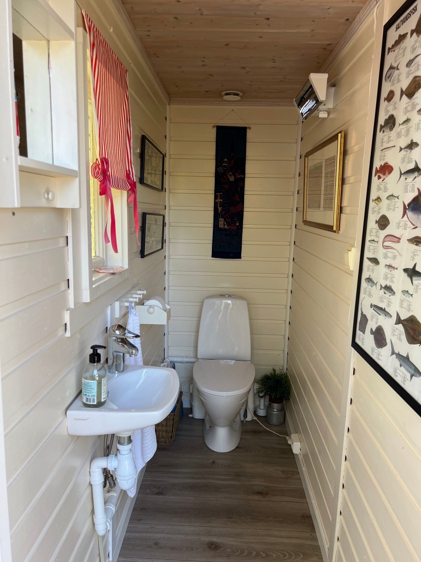 I uthuset finner man eget toalettrom utstyrt med wc og servant Galleribilde