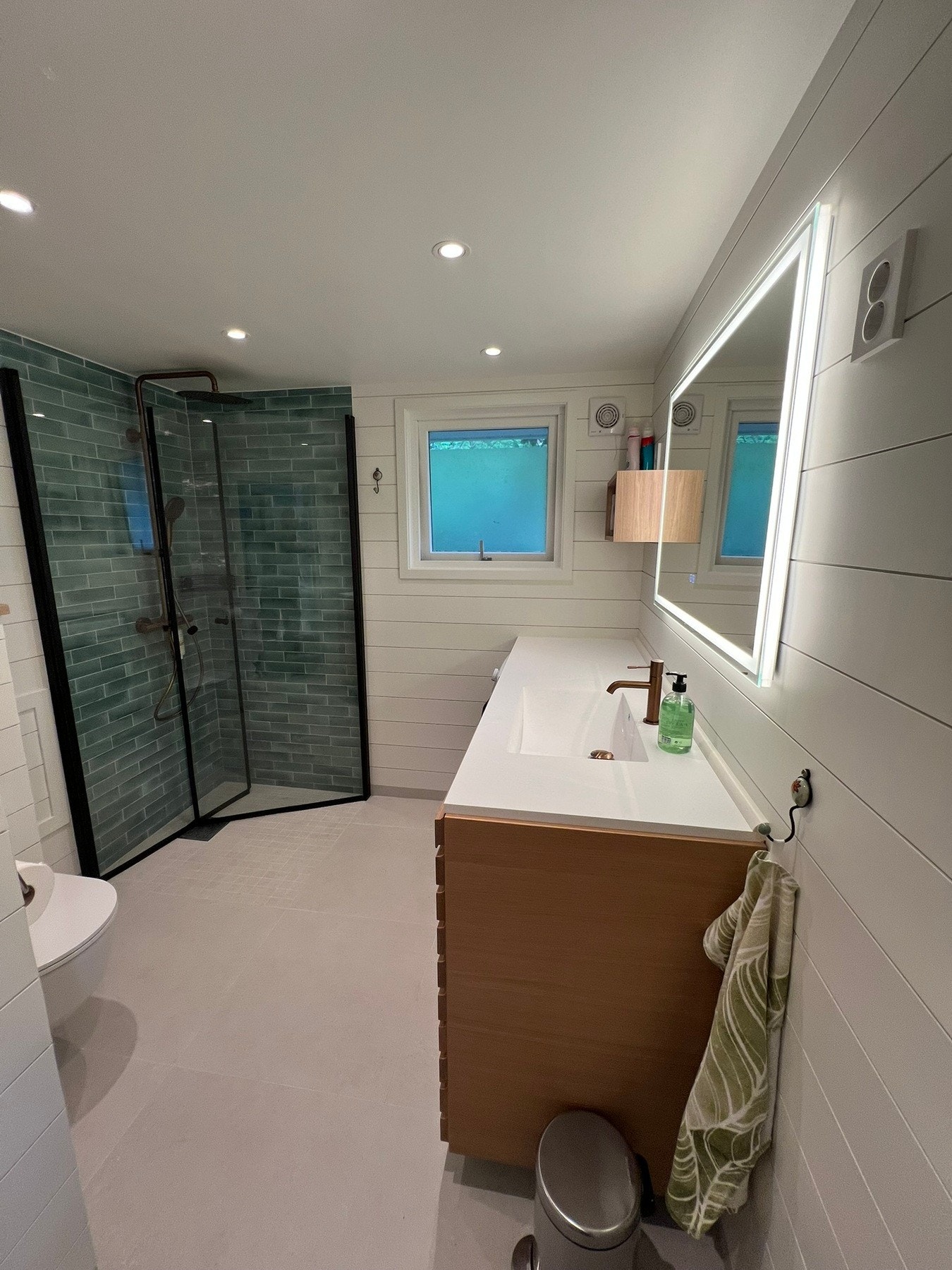 Badet er nylig renovert og fremstår som et moderne og meget pent bad Galleribilde