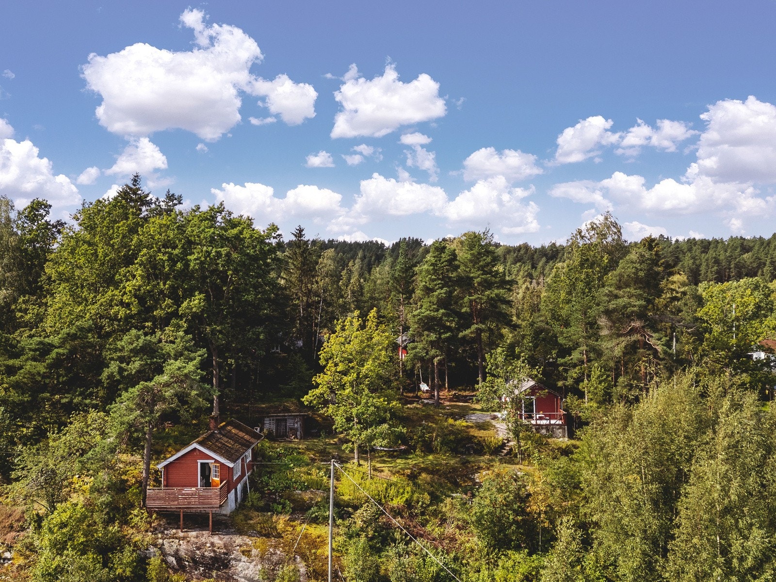 Stor tomt med to hytter og flere koselige soner Galleribilde