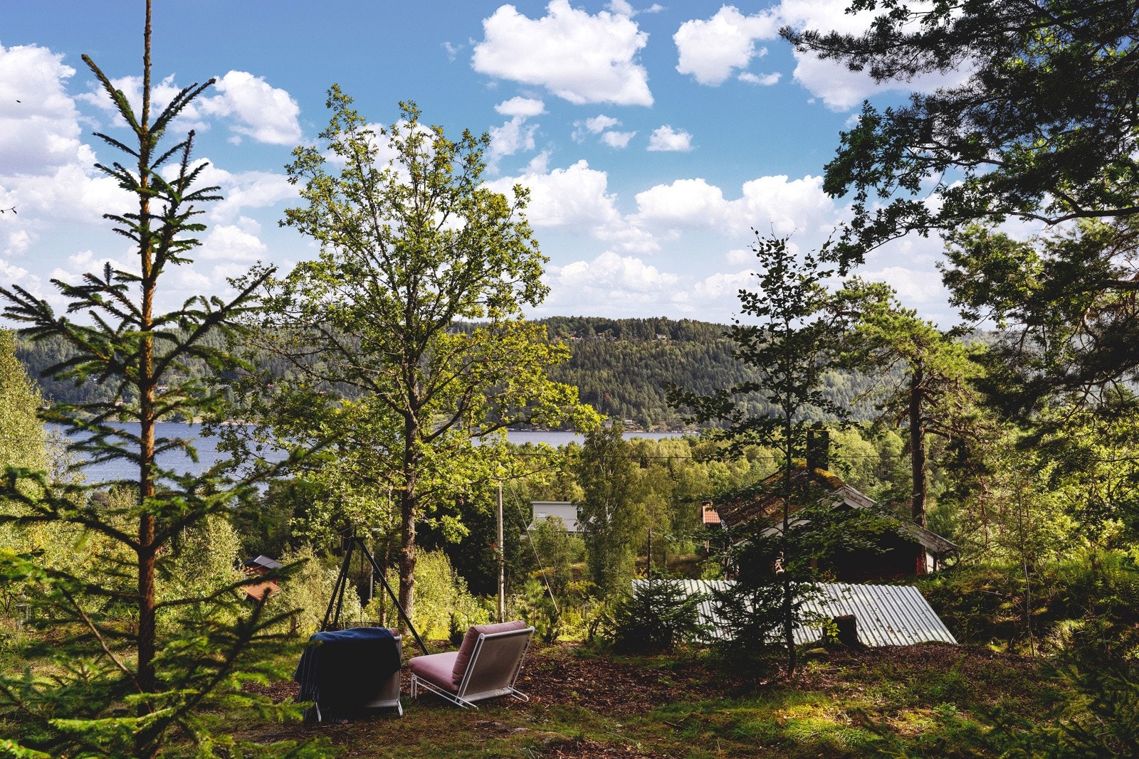 God bussforbindelse til Nesoddtangen og Nesoddbåten til Oslo, også buss til Drøbak og Vinterbro. Galleribilde