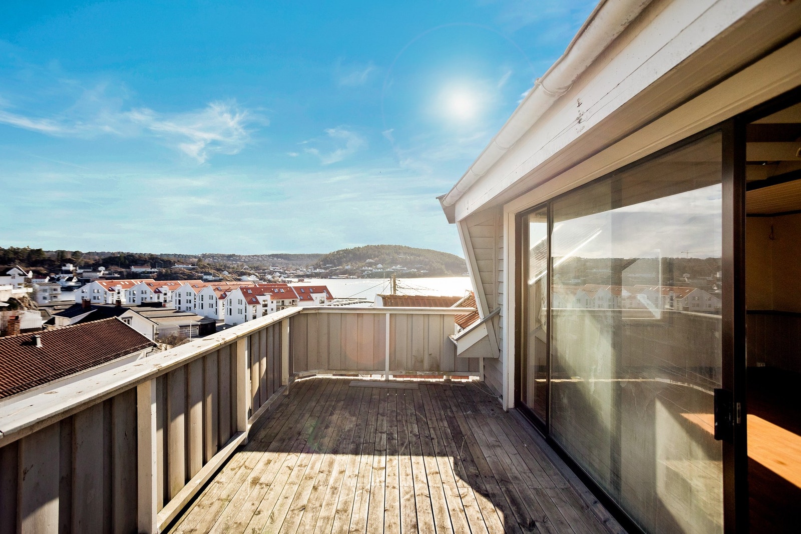 Verandaen ligger høyt og fritt og har fin utsikt til sjøen, og mot Tåtøy/Stabbestad. Galleribilde