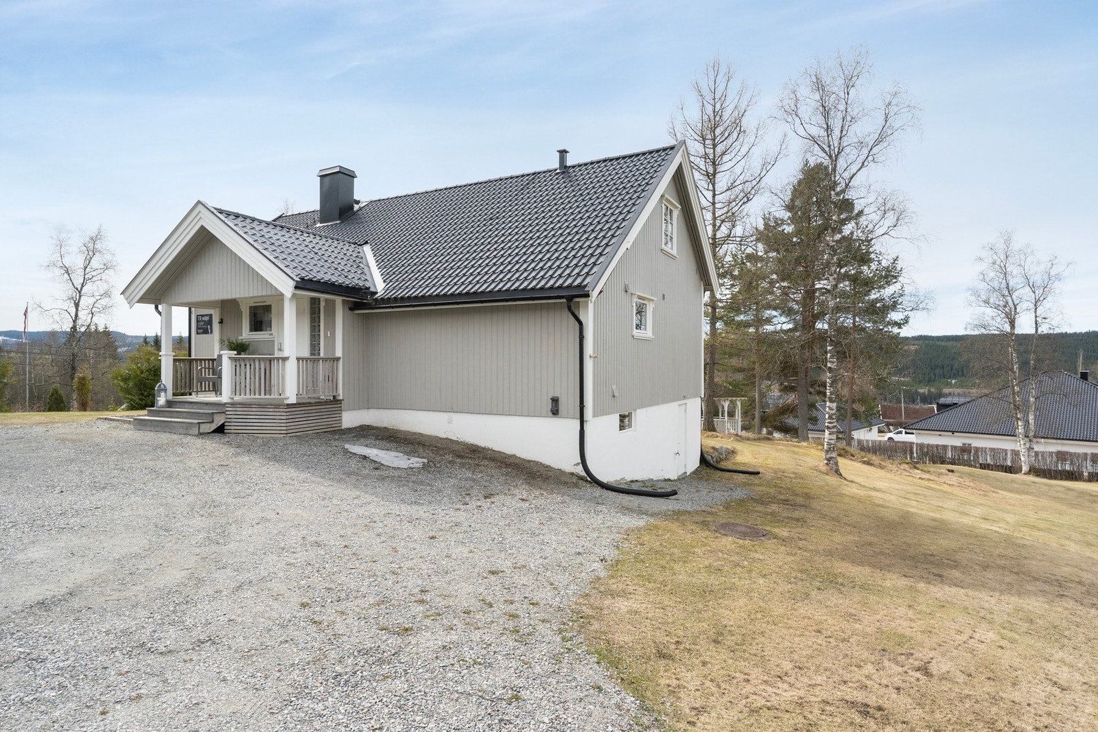 Stor gårdsplass med parkeringsmuligheter. Galleribilde