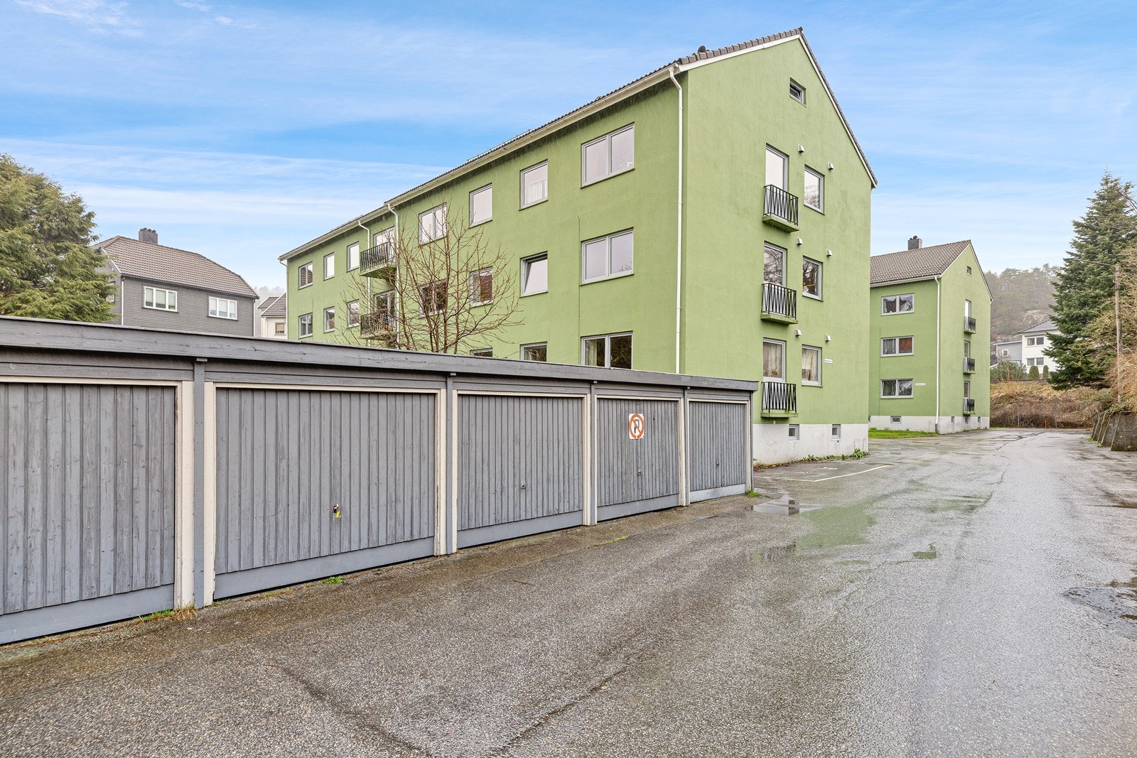 I tillegg medfølger garasje i rekke! Kun 1/7 som disponerer dette i sameiet. Garasjeplassen kan kun selges internt i sameiet Galleribilde