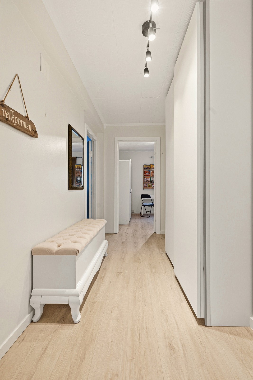 Lys og romslig gang med plassbygd garderobeskap - perfekt for gode oppbevaringsmuligheter Galleribilde