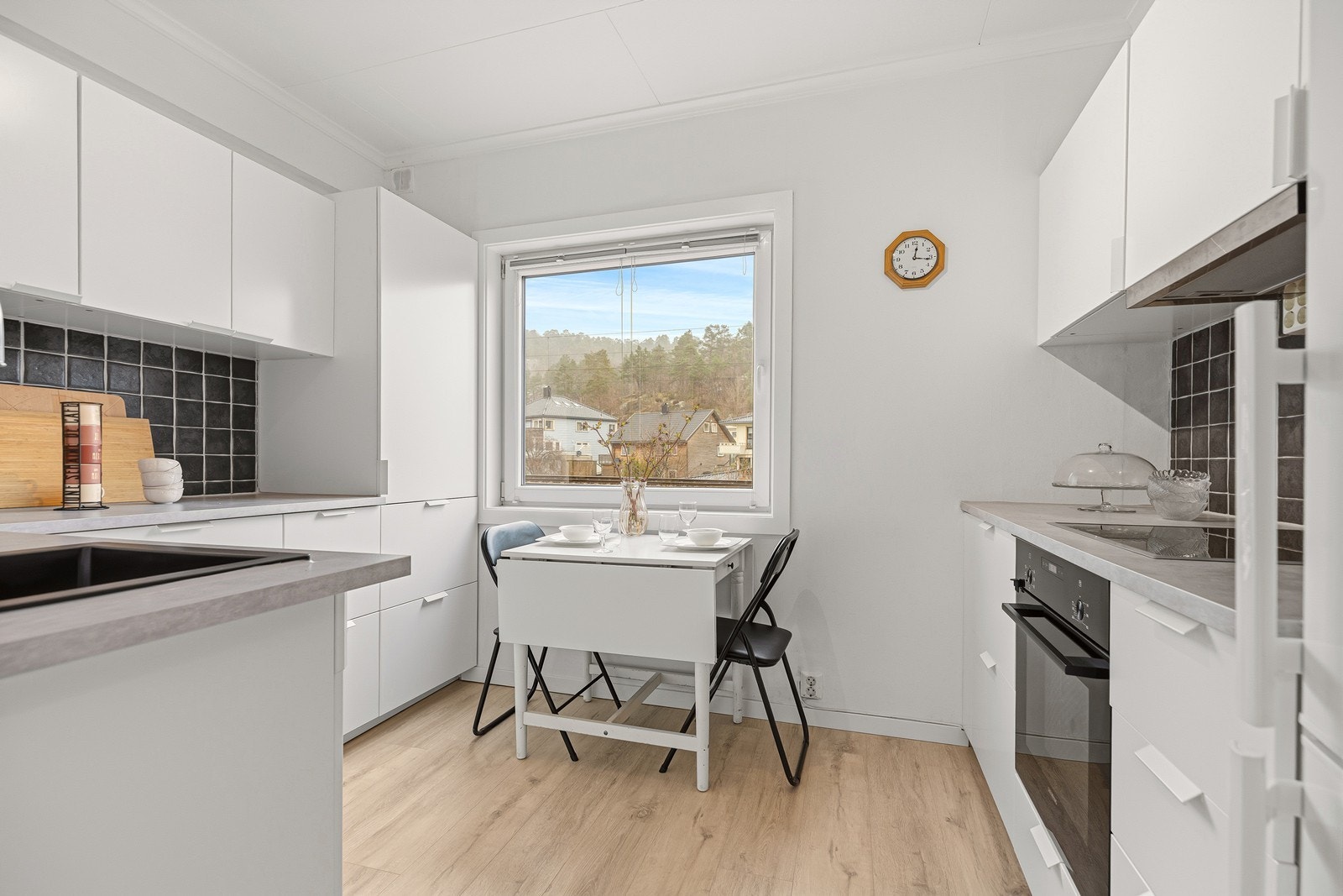 Flott og tidløst kjøkken fra IKEA (2026) med slette fronter og rikelig med oppbevaring Galleribilde