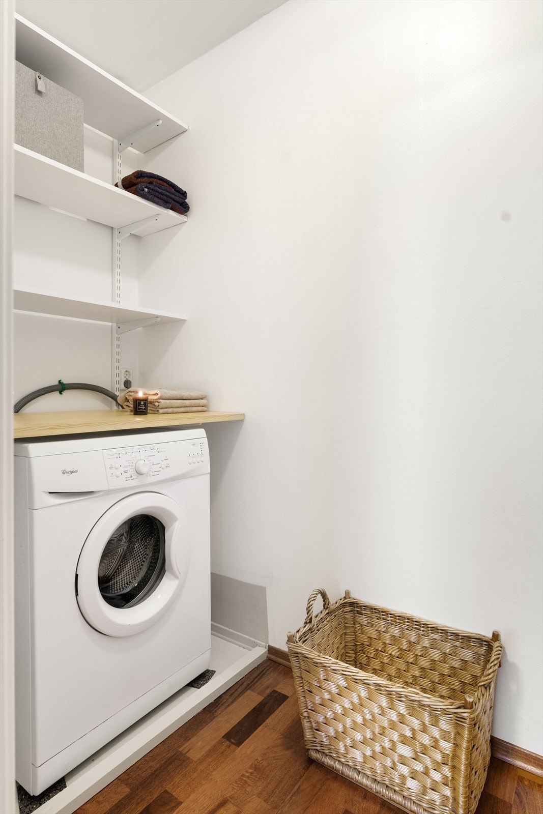 Dedikert plass for vaskemaskin med hylleplass over. Galleribilde
