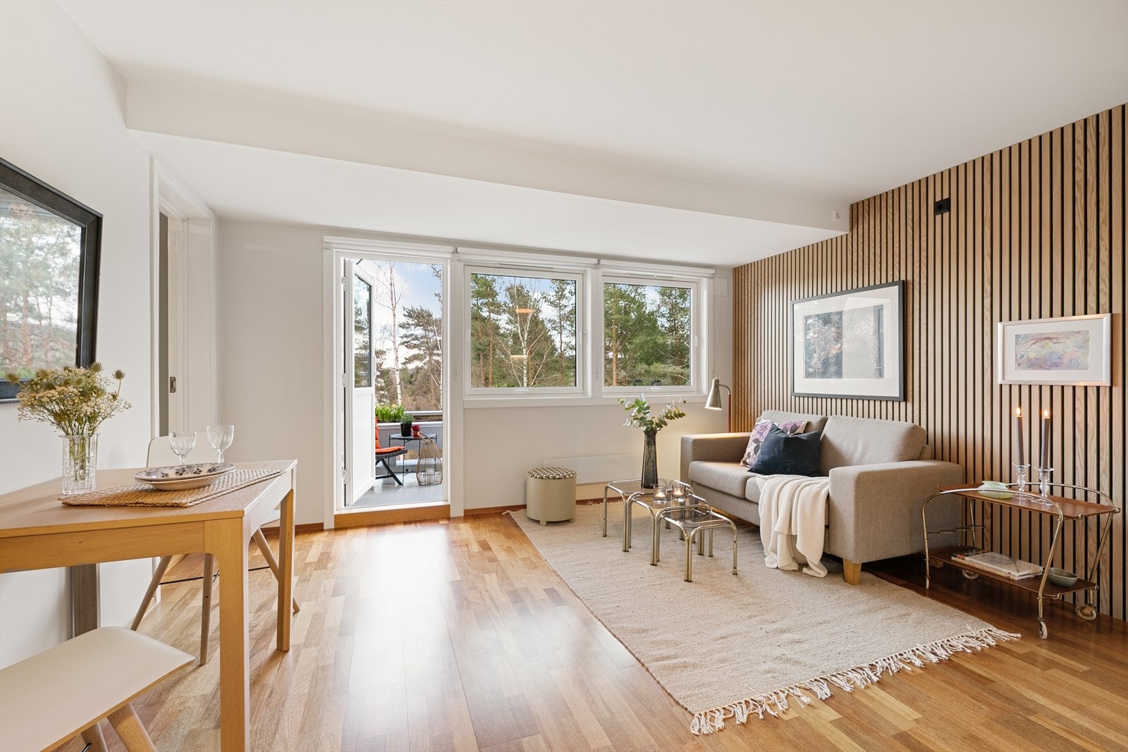 Stuen 2 har direkte utgang til den østvendte terrassen på 14 m², som utvider oppholdsrommet på varme dager. Enøk tiltak som etterisolering gjør at boligen er klar for fremtiden. Galleribilde