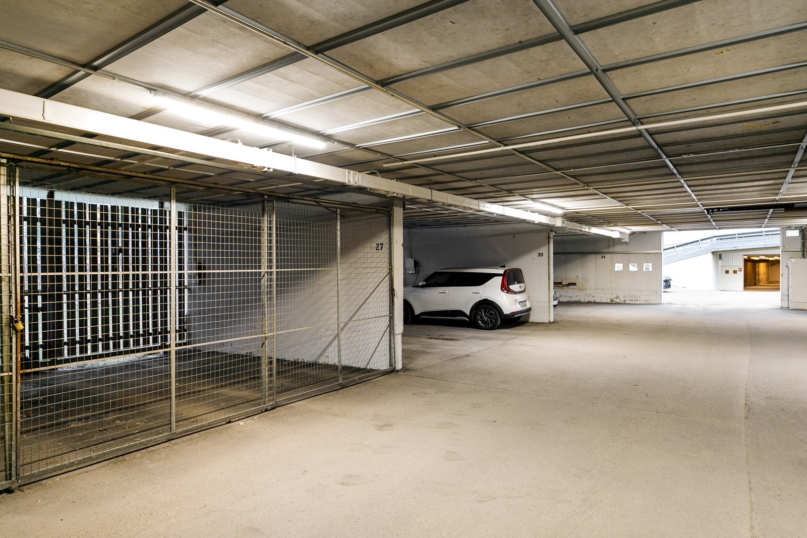 Det medfølger bruksrett til garasjeplass med elbillader og en bod i kjelleren. Galleribilde