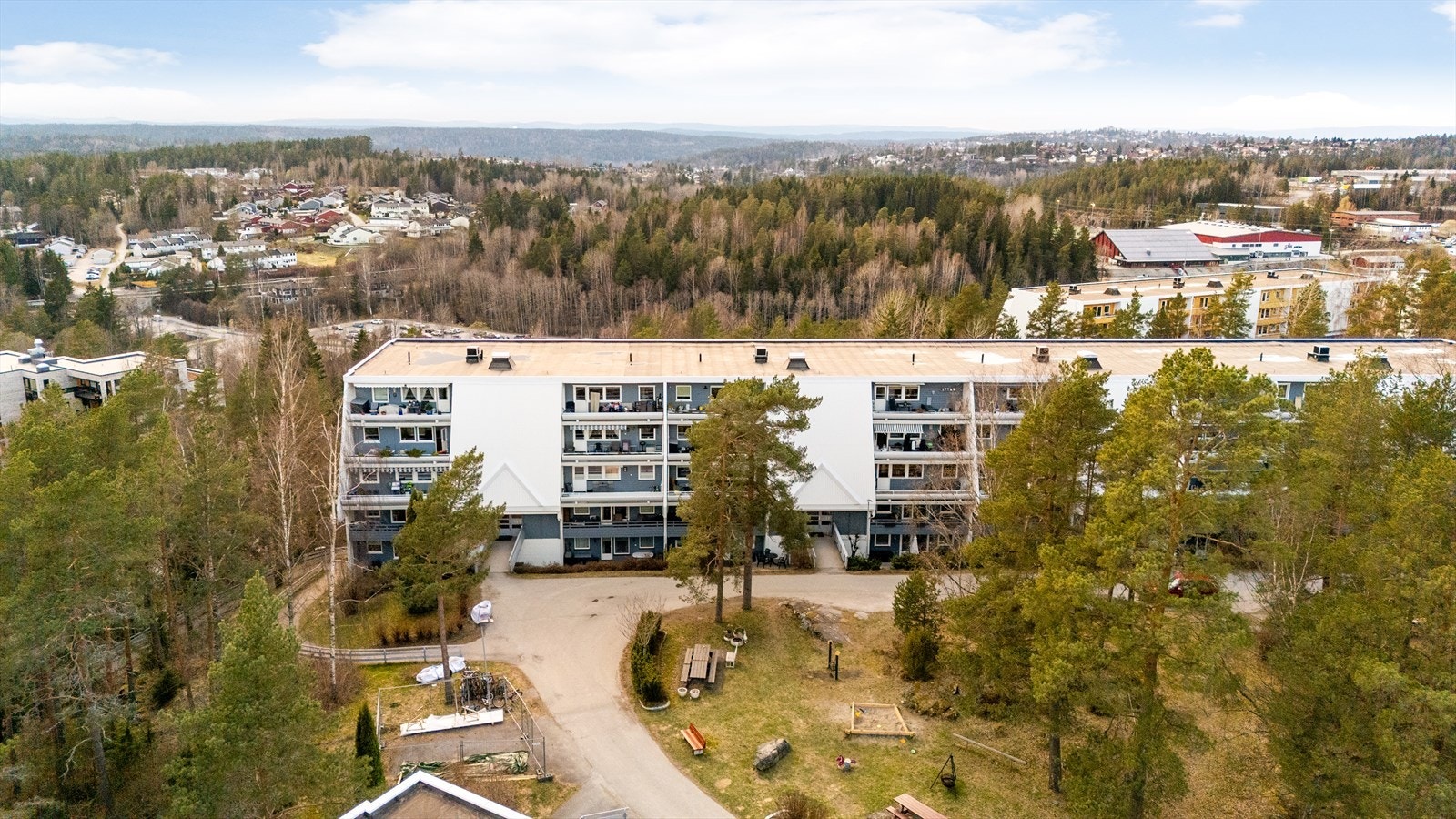 Vevelstadåsen skole (1-7 kl.) og barnehage ligger kun 4 minutters gange unna. Leiligheten har en meget god intern beliggenhet helt innerst. Galleribilde