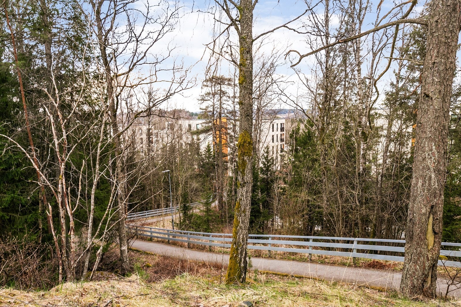 Fra boligen går det en gangsti til kollektivtransport og Langhus senter. Galleribilde