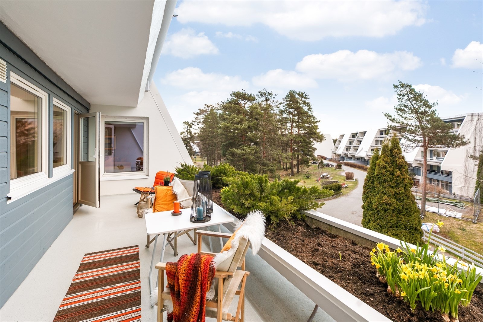 Den østvendte terrassen på 14 m² har utgang fra stuen og er perfekt for morgenkaffen. Galleribilde