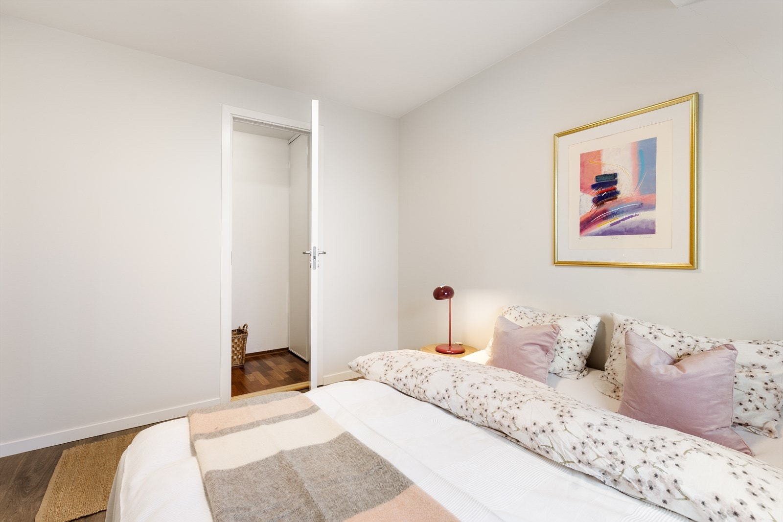 Fra soverommet er det tilgang til en praktisk garderobe. Galleribilde