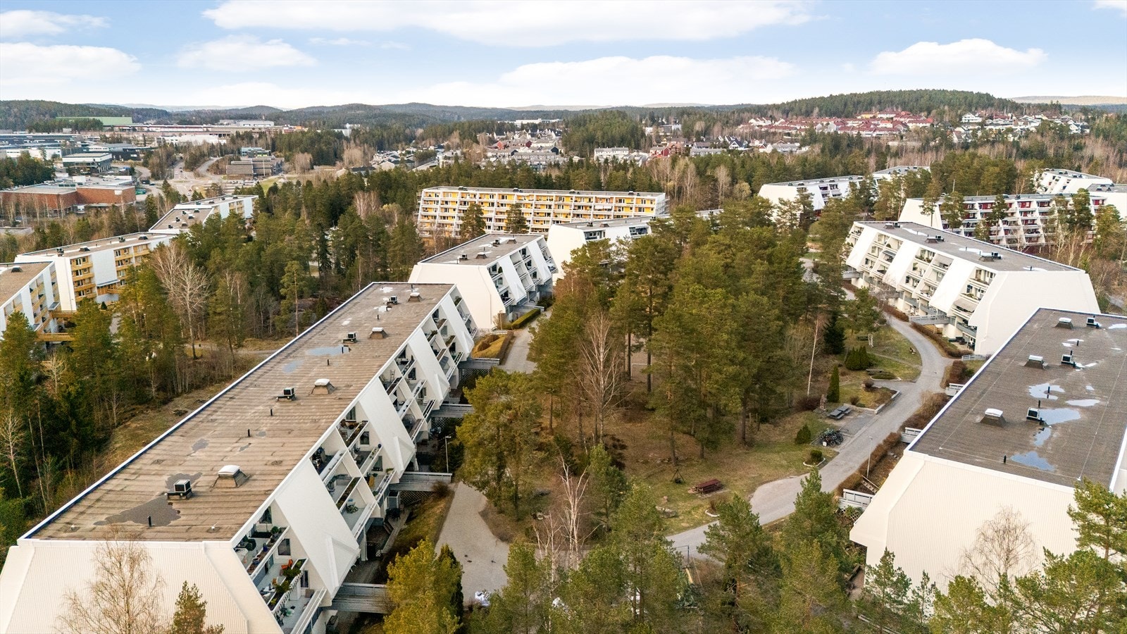 Leiligheten har sjeldent skjermet plassering helt innerst på tunet, med snarvei til toget (7 minutter å gå). Toget tar kun 20 minutter til Oslo S. Galleribilde