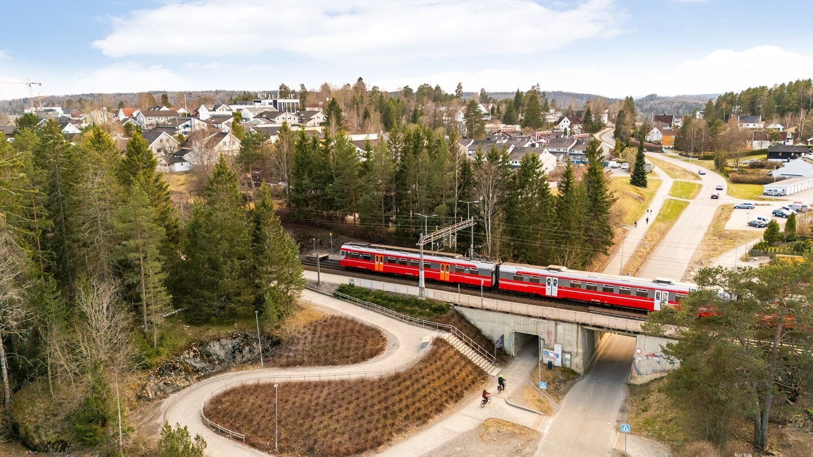 Fra Vevelstad stasjon, ca. 8 minutters gange unna, tar toget deg til Oslo S på rundt 24 minutter. Galleribilde