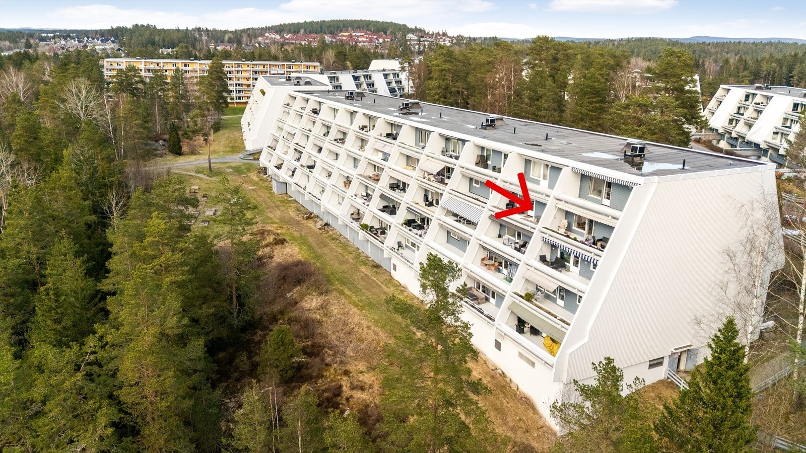 Det ble gjennomført betongrehabilitering av alle balkonger, maling av fasade, og utbedring av alle gavlvegger i sameiet i 2024-2025 Galleribilde