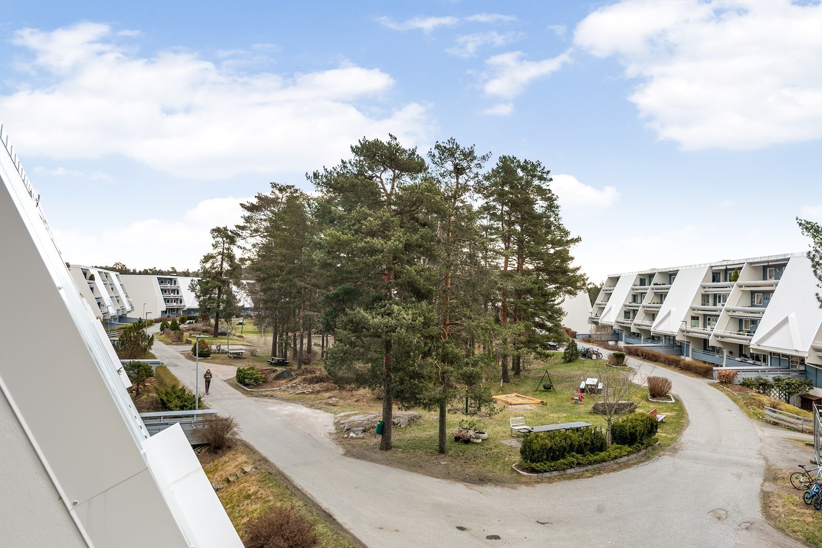 Sameiet ligger på toppen av Vevelstadåsen, med bilfrie tun, grønne lunger og lekeområder. Galleribilde