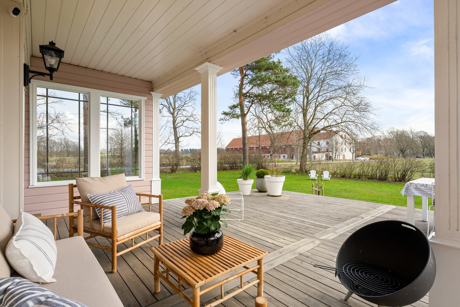 Terrassen er delvis overbygget, som gir ly for vær og vind Galleribilde