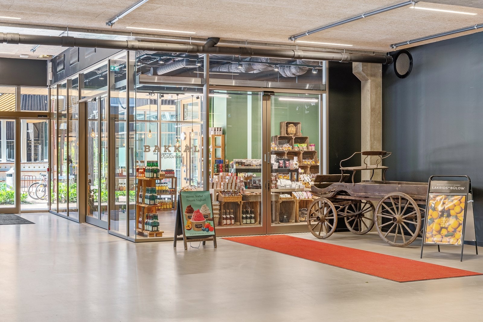 Heggedal sentrum byr bl.a. på togstasjon, buss, dagligvarebutikk, apotek, bibliotek, seniorsenter, frisør, bakeri, restaurant, legesenter, tannlegesenter mm. Galleribilde