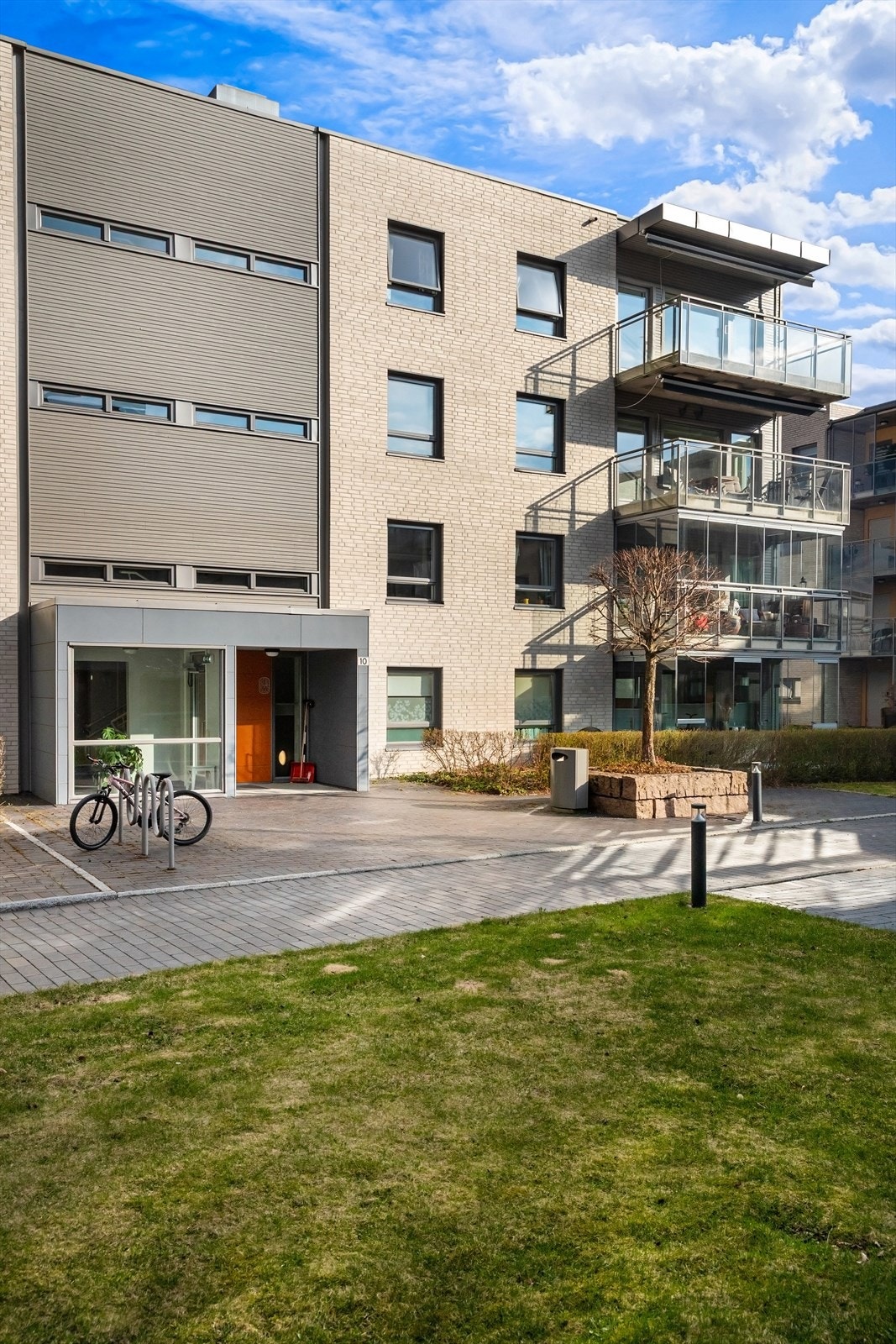 Leiligheten har attraktiv beliggenhet i Heggedal sentrum med god intern beliggenhet i sameiet. Galleribilde