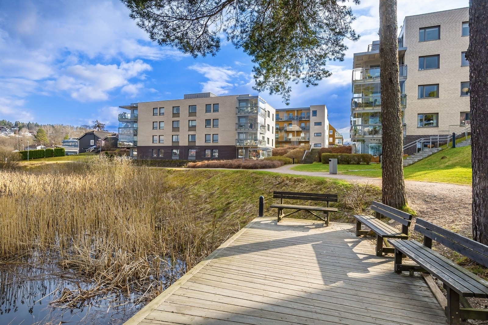 Leiligheten ligger i umiddelbar nærhet til både marka og Gjellumvannet. Galleribilde