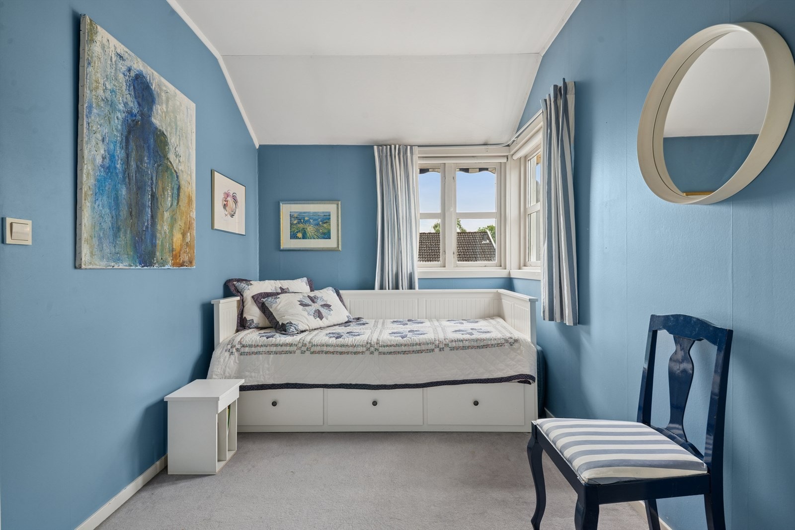 Soverom II med lysinnslipp fra to sider. Galleribilde