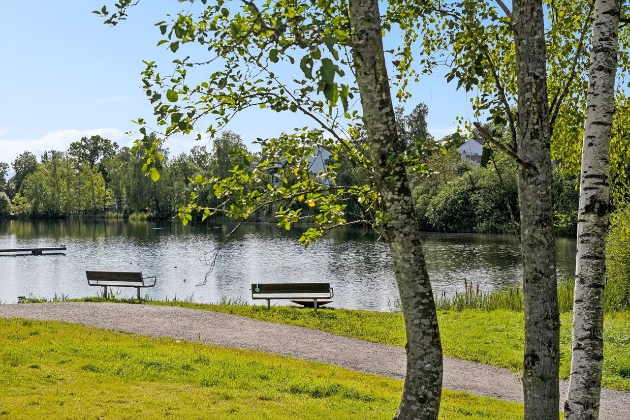 En kort spasertur tar deg til Holmendammen. Galleribilde