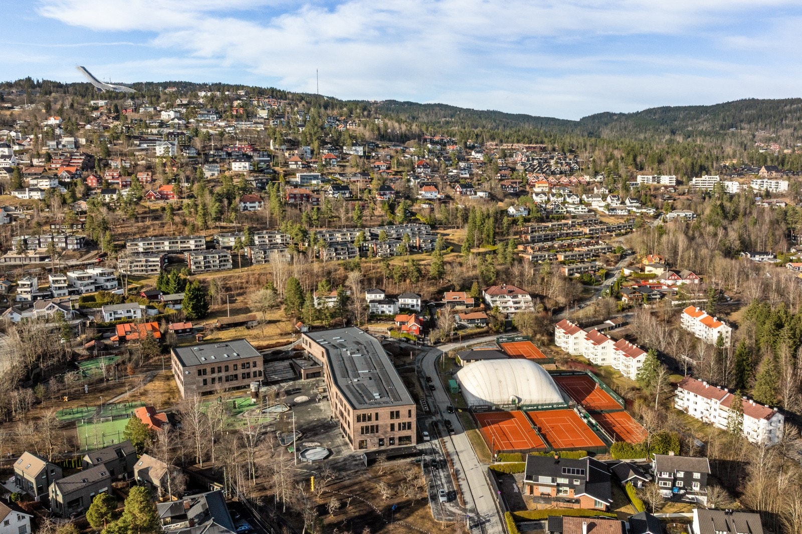 Like i nærheten ligger Holmenkollen tennisklubb samt nyoppussede Eckbobanen, hvor Ready IL holder til. I tilknytning til anlegget er det åpnet MENY-butikk, Kanelsnurren, apotek og dyrebutikk. Galleribilde