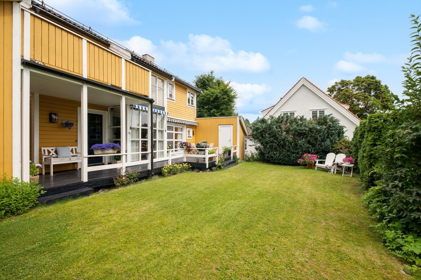 Hyggelig og innbydende inngangsparti med direkte tilknytning til terrasse og hagen. Galleribilde