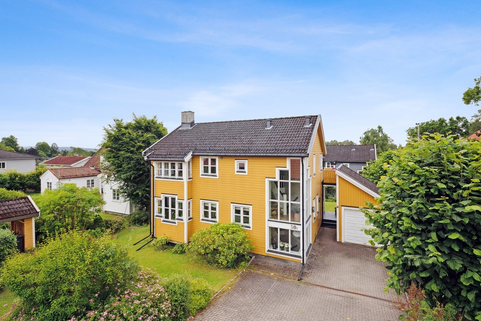 Romslig og velholdt enebolig fordelt over tre plan med garasje og pent opparbeidet hage. Galleribilde