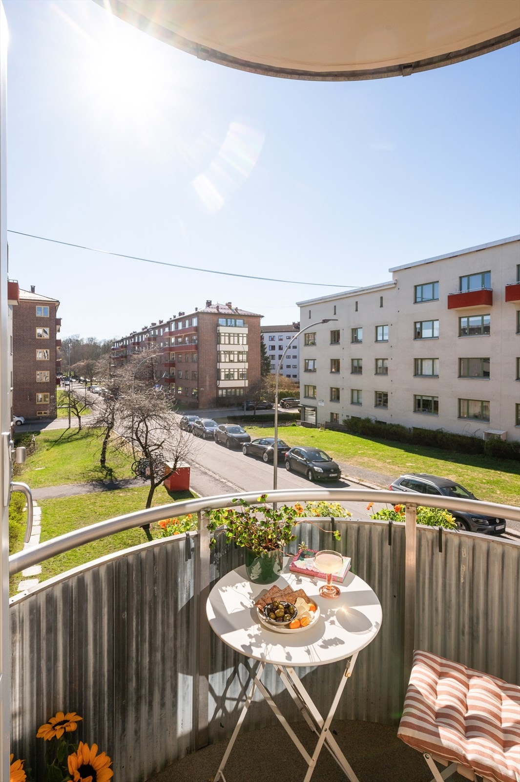 Trivelig balkong med fantastiske lysforhold, rehabilitert av borettslaget i 2025. Galleribilde