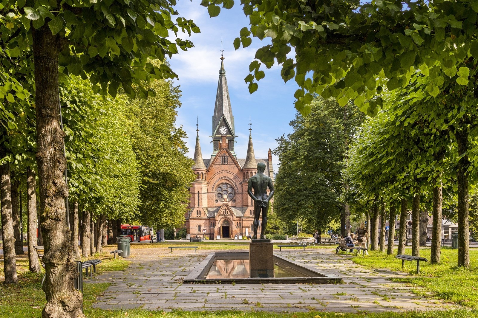 Sagene kirke - et av bydelens vakreste landemerker, omgitt av grønne omgivelser og klassisk byarkitektur. Galleribilde