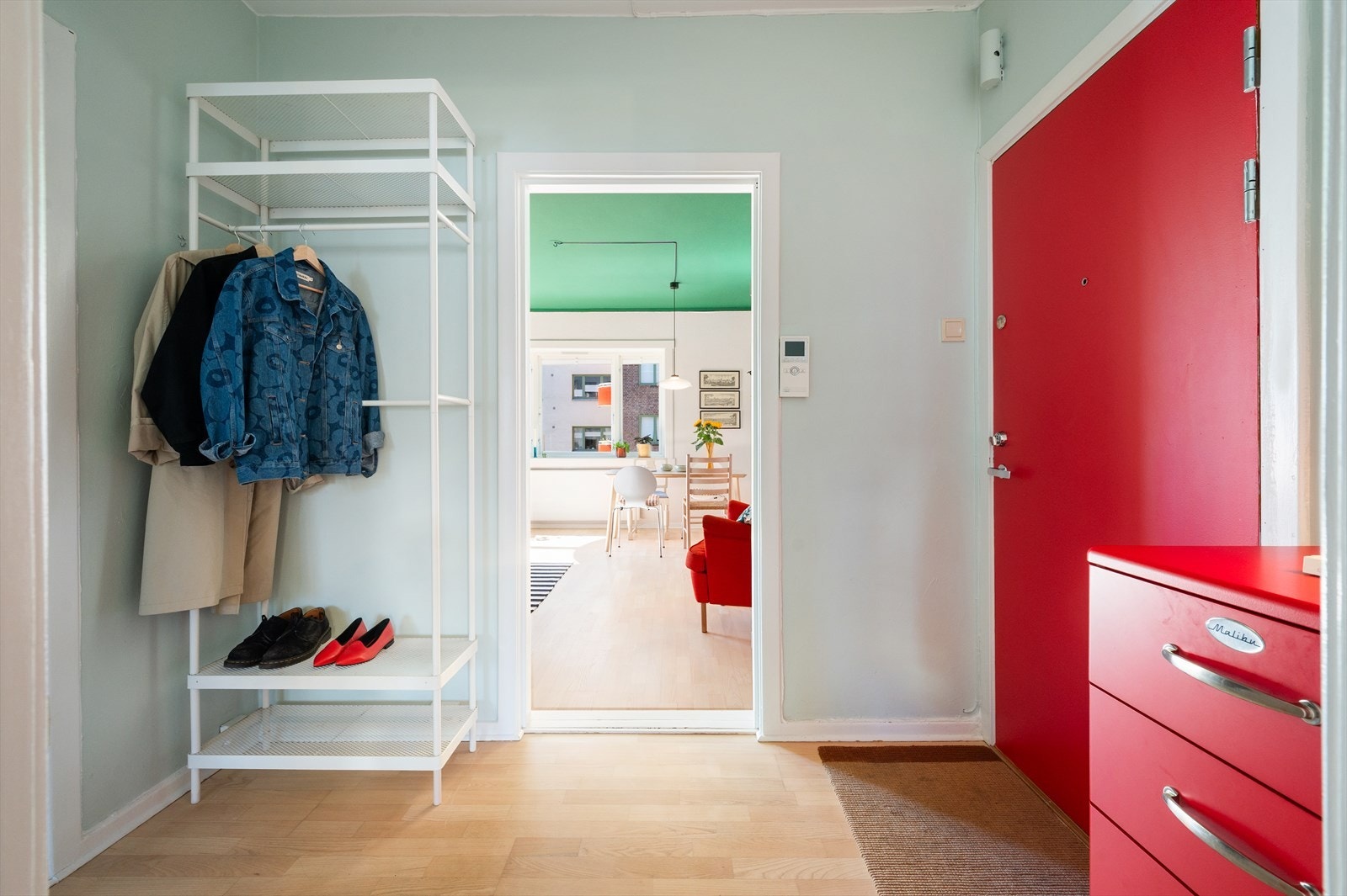 Fra gangen er det åpen siktlinje inn mot stuen, noe som bidrar til en god romfølelse. Galleribilde