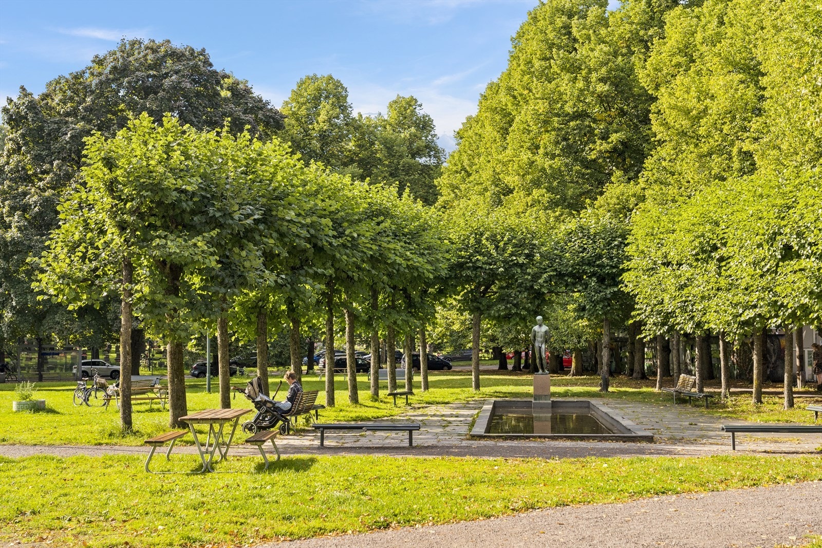 Alléen i parken på Sagene - perfekt for rolige spaserturer og hverdagskos i grønne omgivelser. Galleribilde