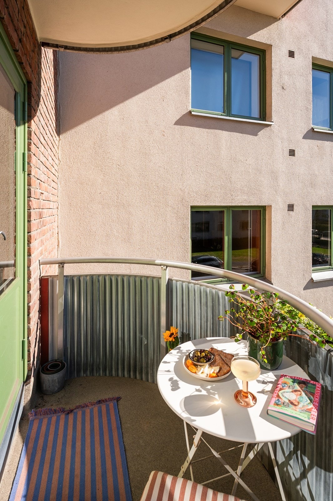 Balkongen på ca. 2 m² har plass til et lite kafésett. Galleribilde