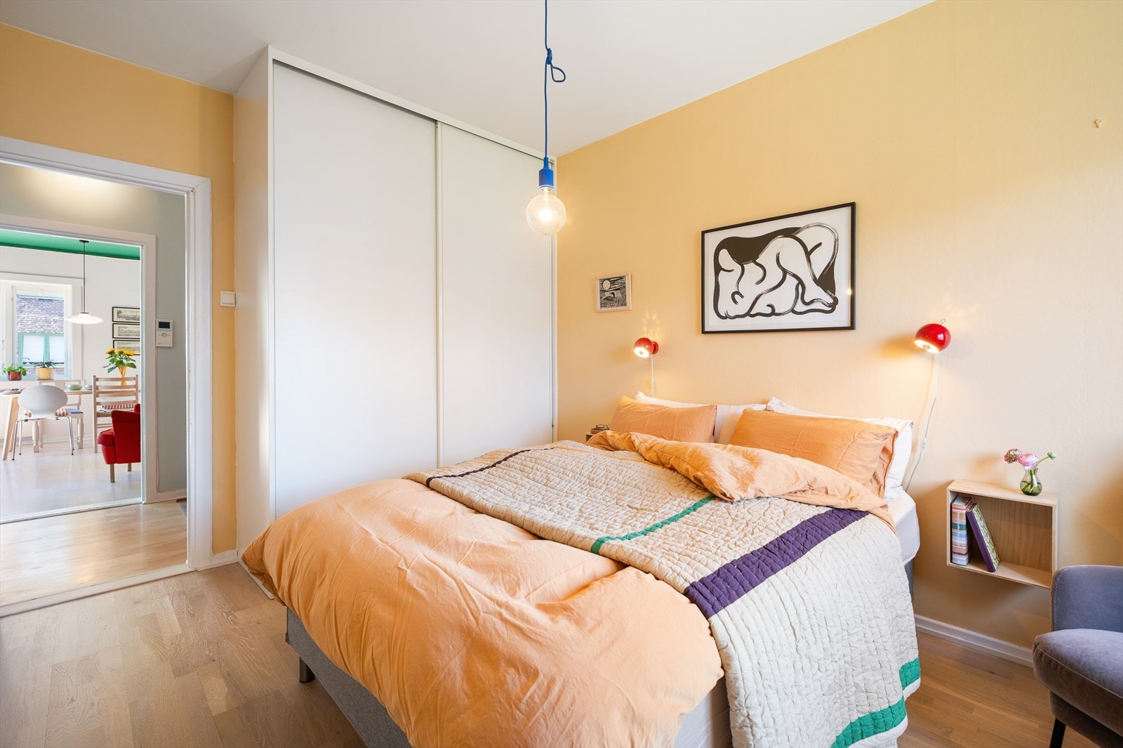 En stor skyvedørsgarderobe ble installert i 2020 og gir rikelig med oppbevaringsplass på soverommet. Galleribilde