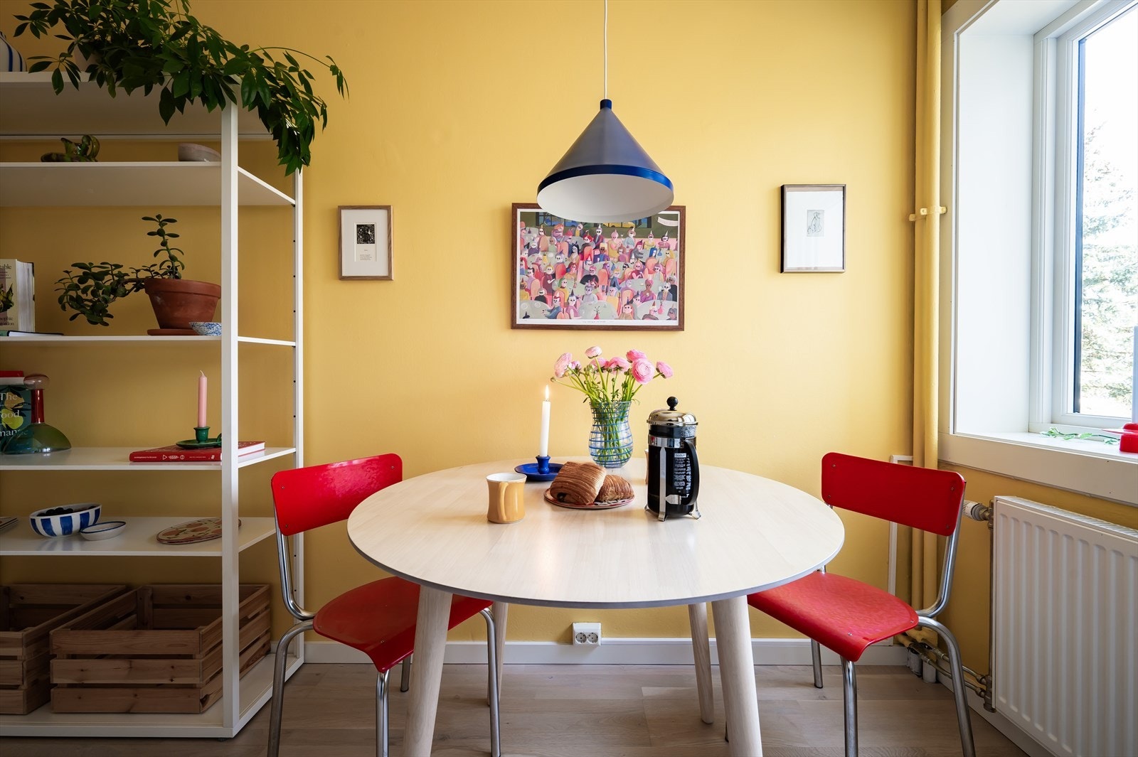 Kjøkkenet har plass til frokostbord ved vinduet. Galleribilde