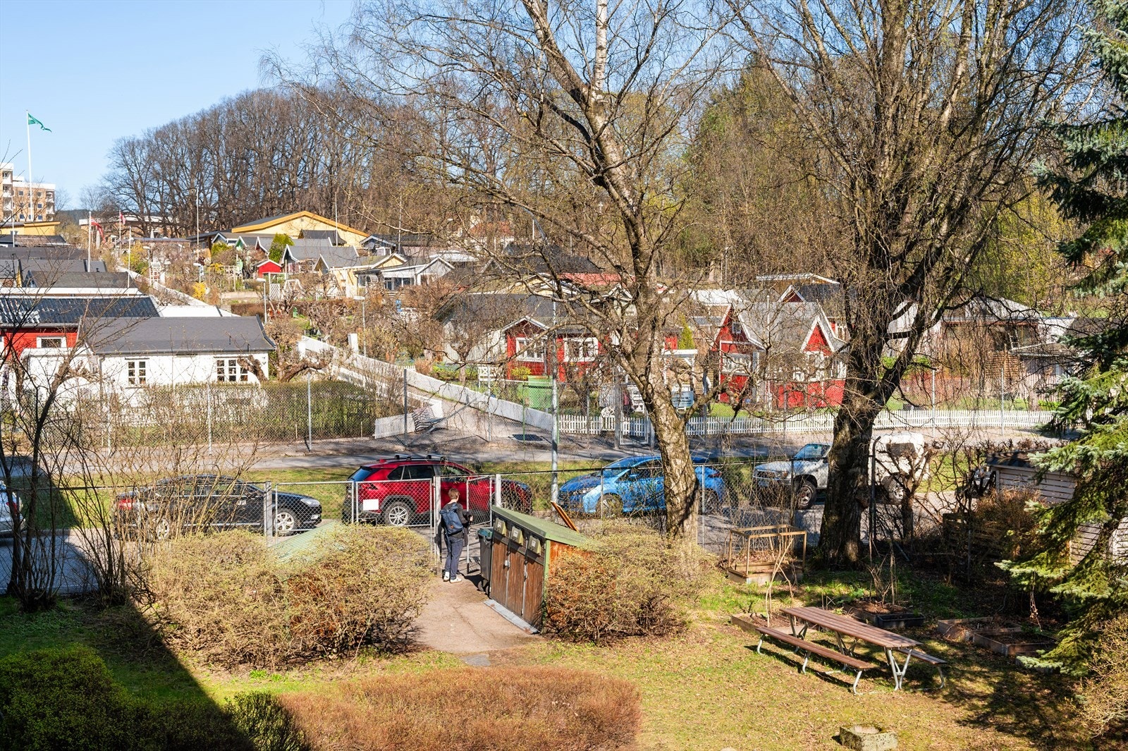 Fra leiligheten er det utsikt mot grønne fellesarealer og nærområdet, inkludert Portveien 2, som ligger i idylliske Hjemmets kolonihager. Galleribilde