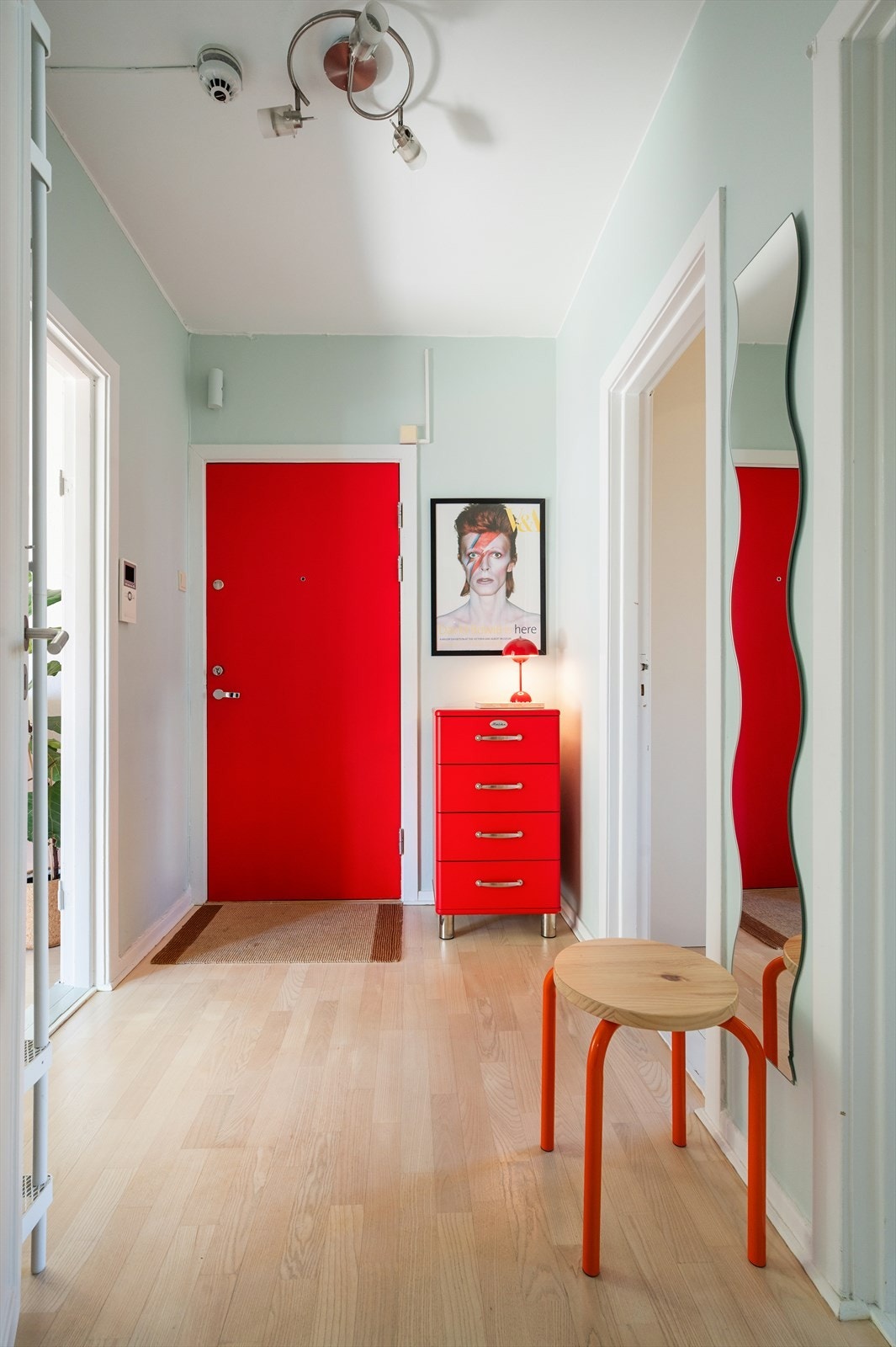 Entréen har plass til yttertøy og sko. Galleribilde