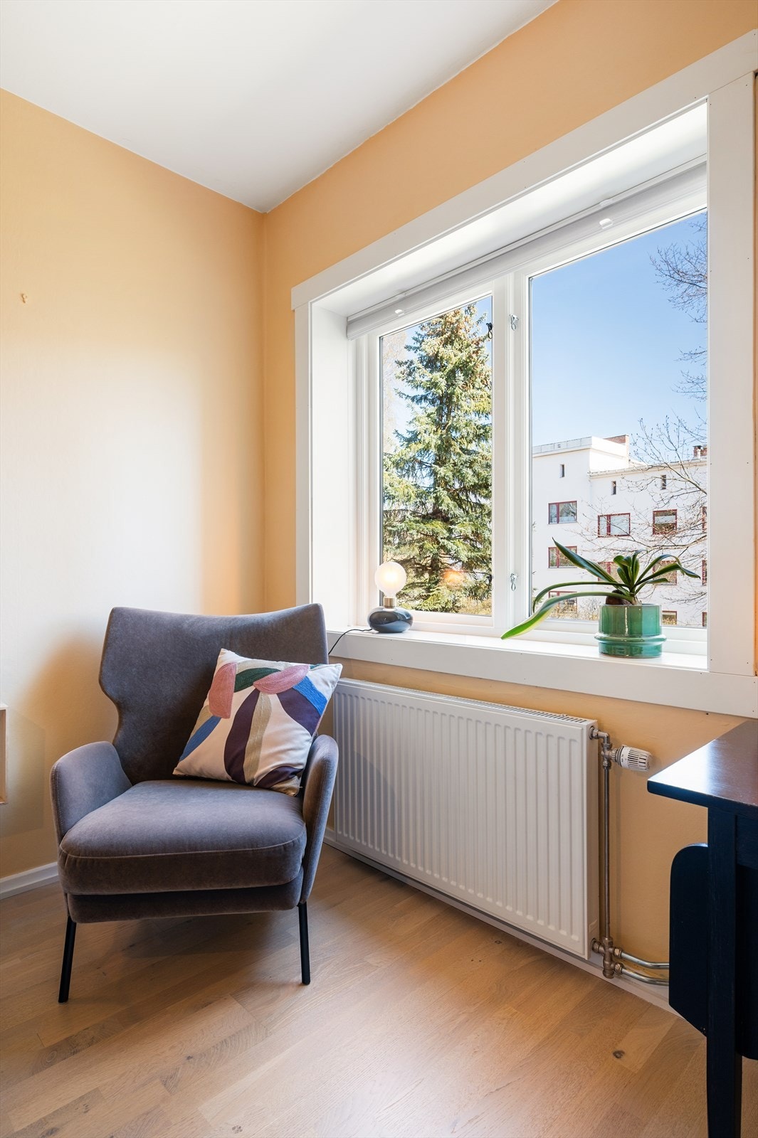 Det er også plass til en lesekrok eller en liten arbeidsplass ved vinduet. Galleribilde