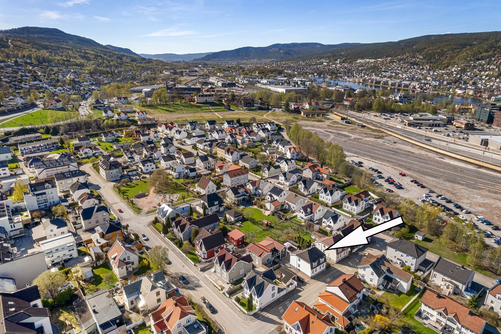 Beliggenheten er utmerket for deg som ønsker et stille og rolig boområde, men samtidig kunne pendle enkelt til jobben i Oslo Galleribilde