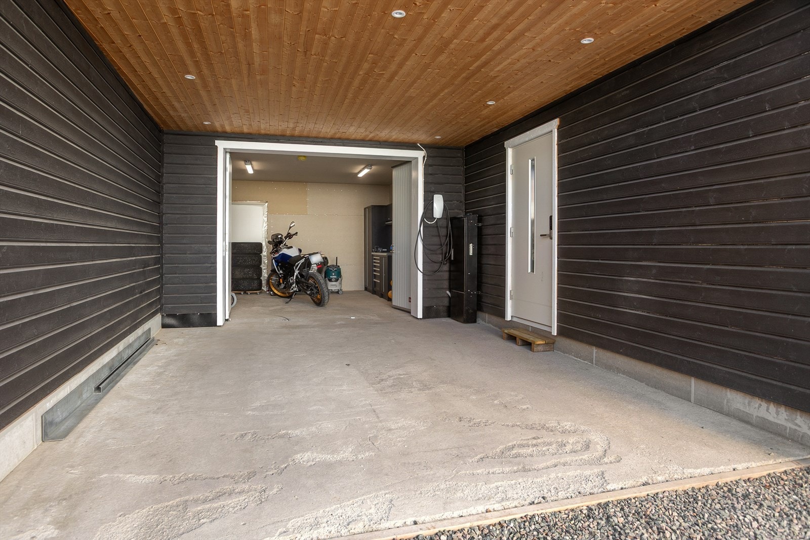 Parkering i carport med elbil-lader Galleribilde