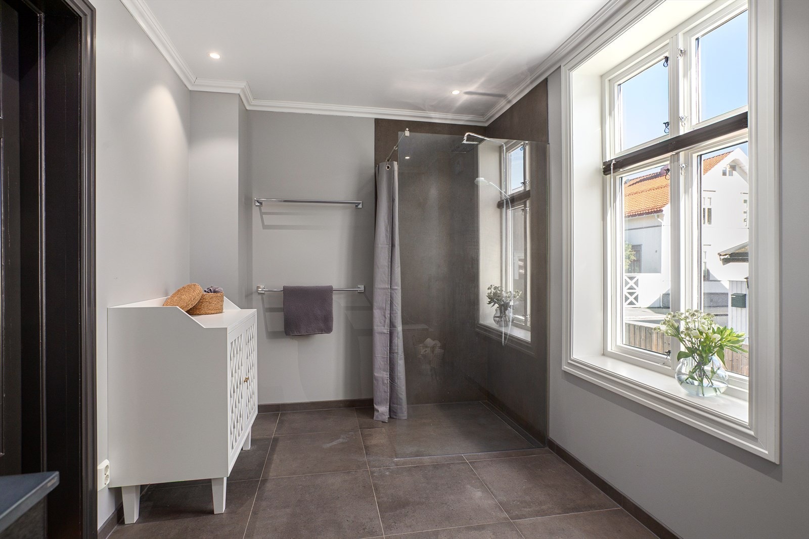 Badet er utstyrt med heldekkende servant med underskap, speil, toalett og dusjnisje med glassvegger og regndusj Galleribilde