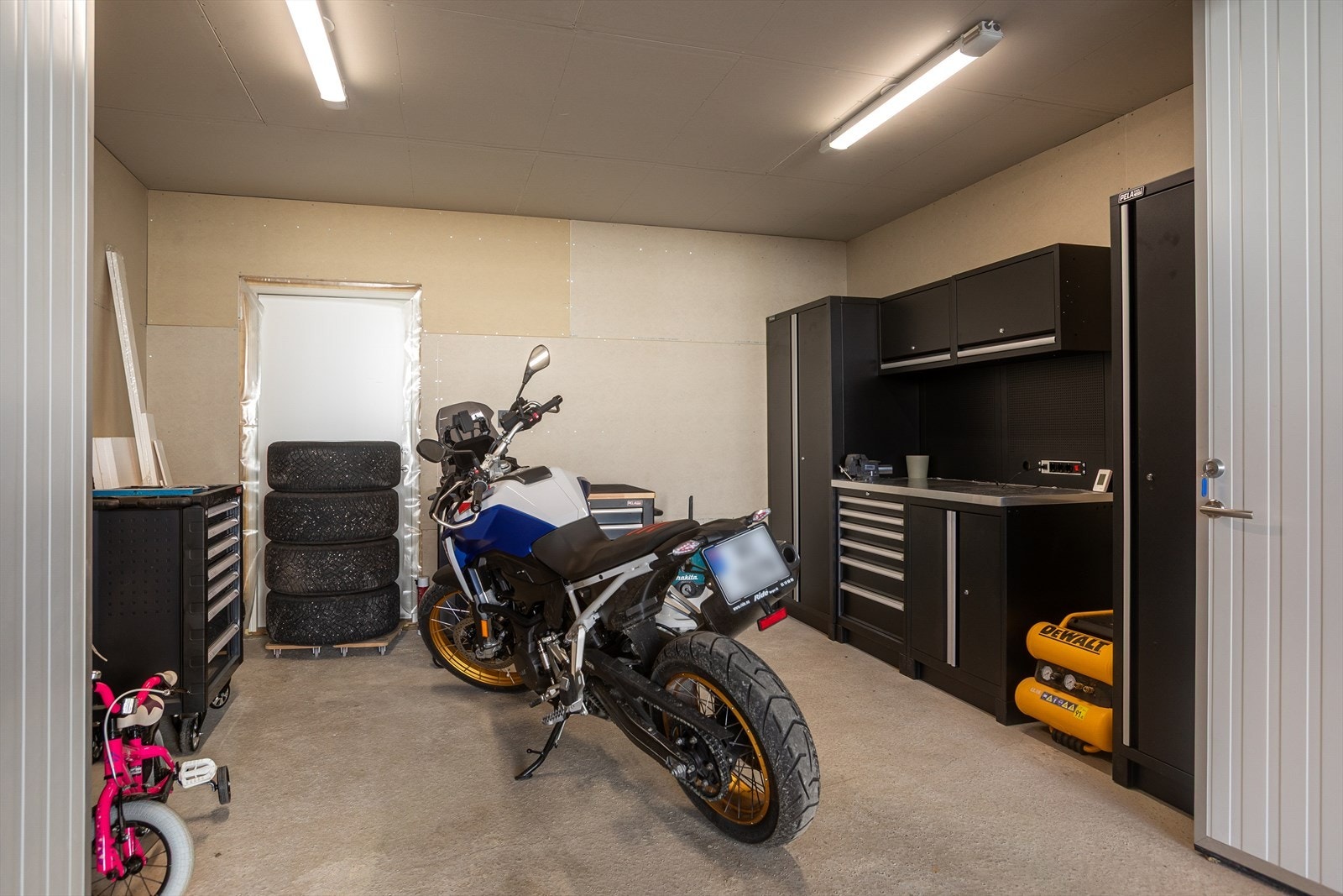 Praktisk bod/verksted i tilknytning til carporten Galleribilde