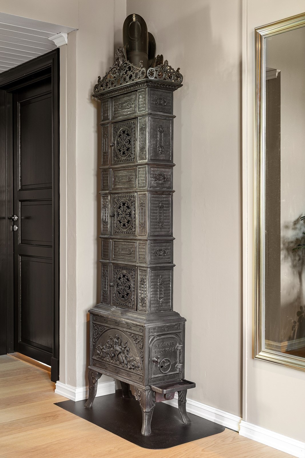 Lekker etasjeovn - en flott detalj i rommet Galleribilde