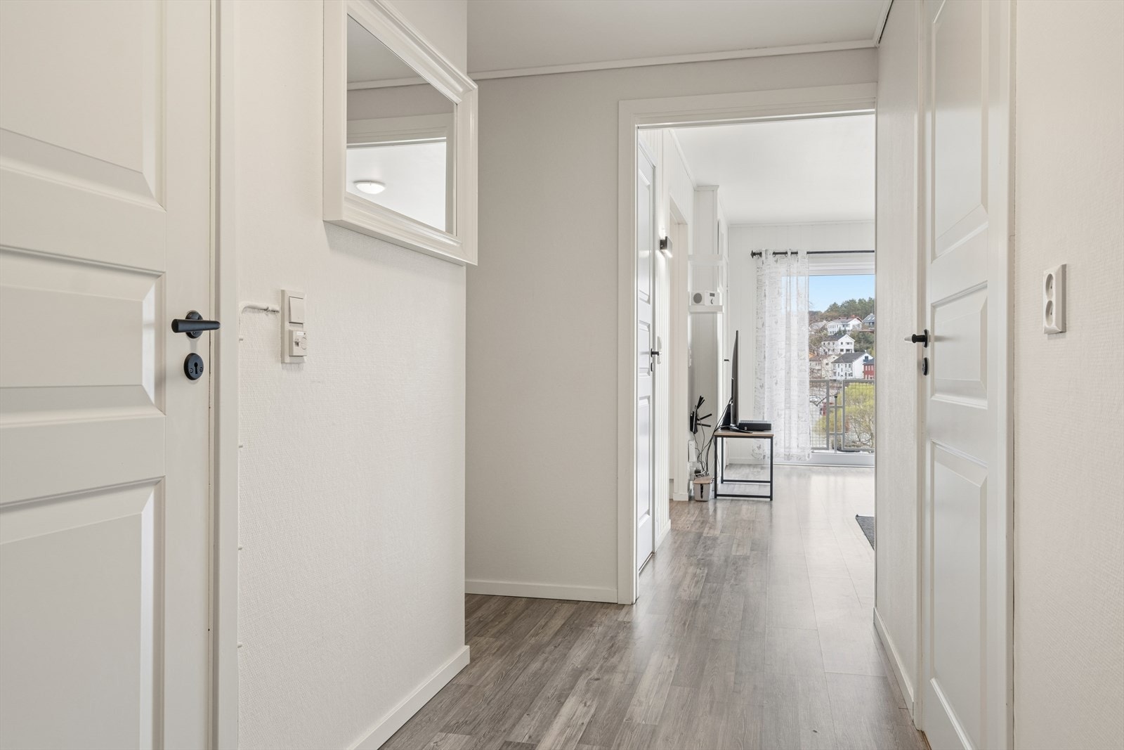 Fra gangen åpner leiligheten seg opp mot stuen og kjøkkenet. Innvendige dører er malte fyllingsdører. Galleribilde