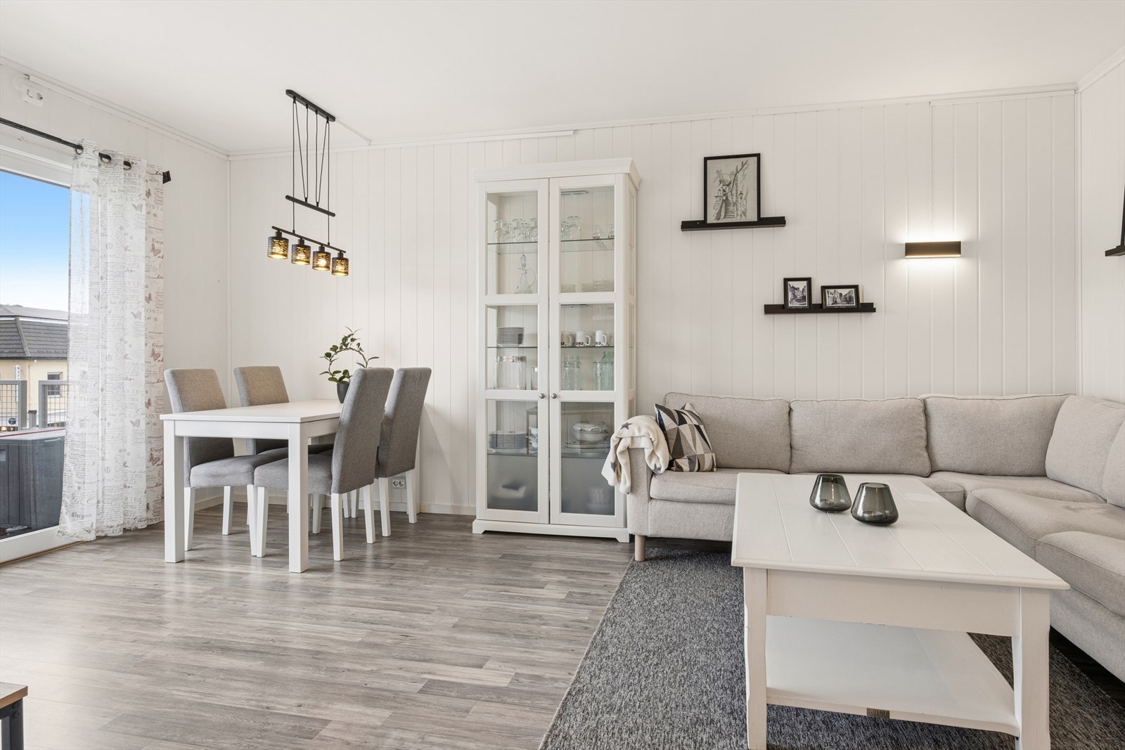 Velkommen Brugata 2 - 3. etasje. Boligen har en åpen og sosial sone for stue og spisestue, med gjennomgående laminatgulv. Galleribilde