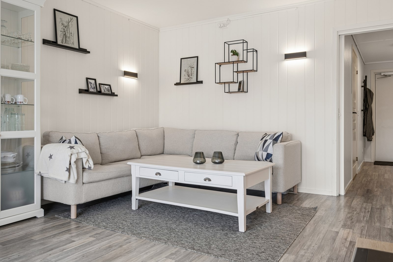 Vegger med malte plater og panel gir rommet karakter. Galleribilde