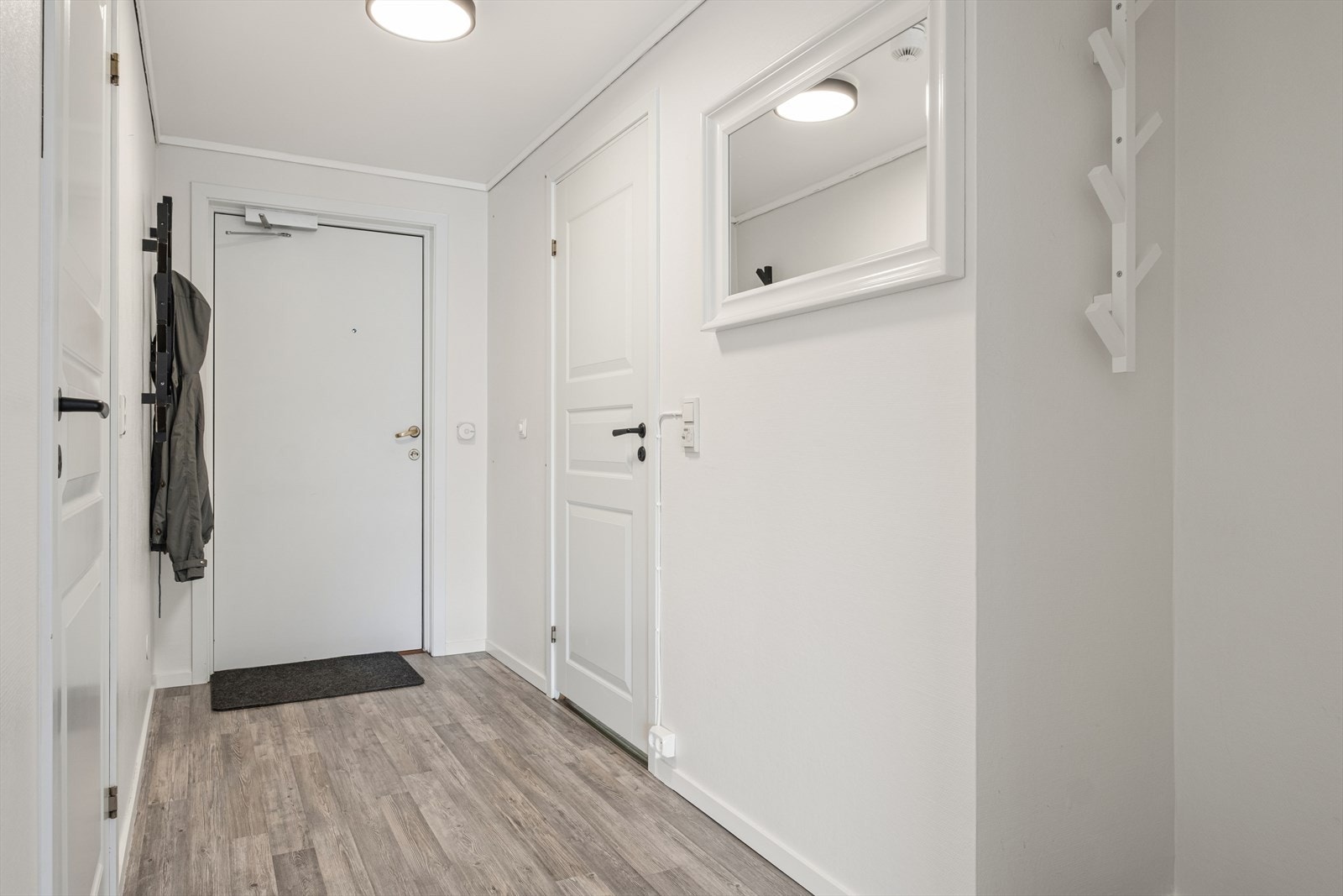Entréen gir et godt førsteinntrykk og har tilgang til bad, bod og ett av soverommene. Galleribilde