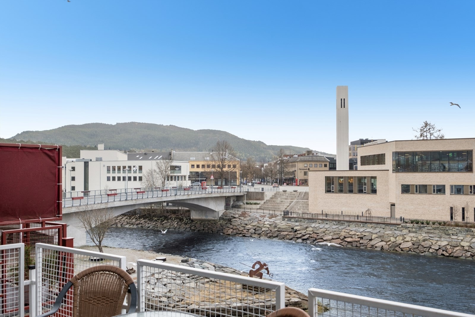 Fra balkongen har man utsikt mot elven og kulturhuset i Steinkjer. Galleribilde