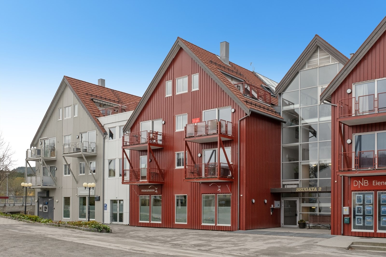 Bygningen er fra 1991 og har veggkonstruksjoner i betong og tre, kledd med panel og fasadeplater. Galleribilde